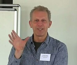 Chris Gosden นักโบราณคดีผู้เชี่ยวชาญด้านทฤษฎีวัสดุและประวัติศาสตร์ยุโรป