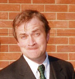 Harry Enfield เจ้าพ่อคอมเมดี้ผู้สร้างตำนานตัวละครล้อเลียนแห่งอังกฤษ