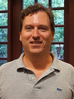 John Carreyrou นักข่าวสืบสวนสอบสวนผู้ล้มยักษ์ Theranos