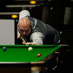 Photograph of Stuart Bingham lining up a shot