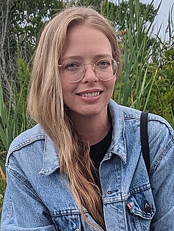 Elle Reeve นักข่าวสาวผู้เจาะลึกด้านมืดของลัทธิขวาจัดและผู้สร้างผลงานระดับรางวัล