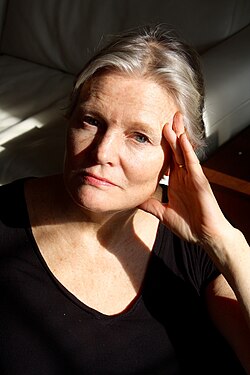 Mary Harron ผู้กำกับหญิงผู้ท้าทายขนบและถ่ายทอดด้านมืดของมนุษย์