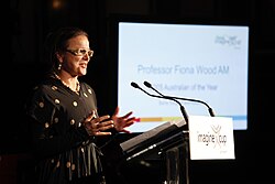 Fiona Wood ศัลยแพทย์ผู้พลิกโฉมการรักษาแผลไฟไหม้ด้วยนวัตกรรมผิวหนังพ่น
