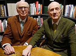 Gilbert & George คู่หูศิลปินผู้เปลี่ยนชีวิตให้เป็นงานประติมากรรมที่มีชีวิต