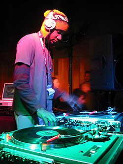 DJ Spooky ศิลปินผู้หลอมรวมดนตรีอิเล็กทรอนิกส์ ปรัชญา และศิลปะร่วมสมัย