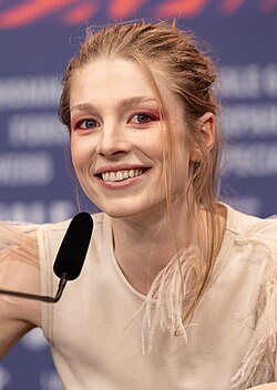 Hunter Schafer จากนางแบบรันเวย์สู่ไอคอนระดับโลกและนักแสดงผู้ทรงอิทธิพล