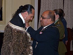 Sir Derek Lardelli ศิลปินผู้สืบสานจิตวิญญาณและศิลปะชาวเมารี