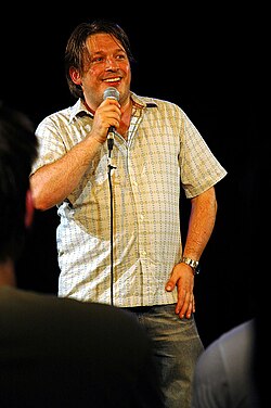 Richard Herring ปรมาจารย์คอมเมดี้ผู้บุกเบิกพอดแคสต์และศิลปะการเล่าเรื่องของอังกฤษ