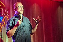Steve Hofstetter คอมเมเดียนสายเสียดสีผู้ท้าทายกระแสหลักแห่งนิวยอร์ก
