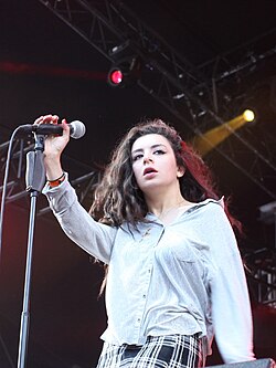 Charli XCX ราชินีแห่ง Hyperpop ผู้เปลี่ยนโฉมหน้าดนตรีป๊อปยุคใหม่