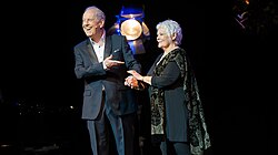 Gyles Brandreth พหุศิลปินผู้หลงใหลในภาษา การเมือง และเสื้อไหมพรมสีสันสดใส