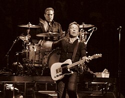 Max Weinberg มือกลองระดับตำนานผู้ขับเคลื่อนจังหวะให้ Bruce Springsteen และ Conan O'Brien