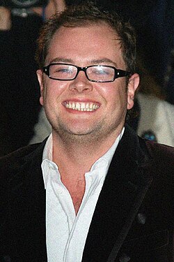 Alan Carr ดาวตลกชื่อดังผู้สร้างเสียงหัวเราะระดับตำนานแห่งอังกฤษ