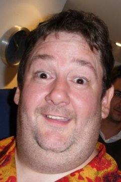 Johnny Vegas ศิลปินผู้สร้างเสียงหัวเราะด้วยความบ้าคลั่งและงานศิลปะเซรามิก