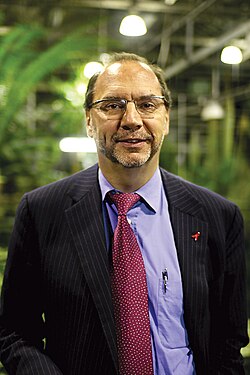 Sir Peter Piot นักจุลชีววิทยาผู้พลิกโฉมการต่อสู้กับไวรัสอีโบลาและเอดส์