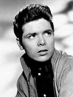 Sir Cliff Richard ตำนานศิลปินร็อกแอนด์โรลและป๊อปผู้ครองชาร์ตเพลงอังกฤษยาวนานที่สุด