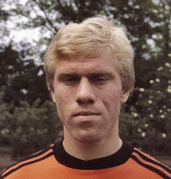 Wim Rijsbergen เส้นทางชีวิตจากกองหลังทีมชาติเนเธอร์แลนด์สู่กุนซือระดับโลก