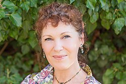 Rebecca Stott นักเขียนผู้ถ่ายทอดประวัติศาสตร์และประสบการณ์ชีวิตจากลัทธิความเชื่อ