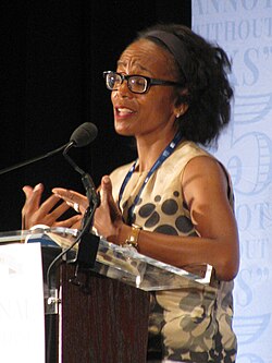Robin Givhan นักวิจารณ์แฟชั่นผู้เปลี่ยนมุมมองเสื้อผ้าให้เป็นกระจกสะท้อนสังคม