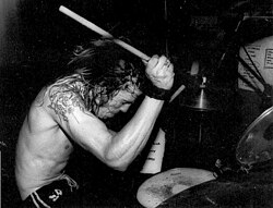 Dave Grohl ตำนานร็อกสตาร์ผู้พลิกบทบาทจากมือกลอง Nirvana สู่ผู้นำ Foo Fighters