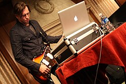 Fennesz ศิลปินผู้หลอมรวมเสียงกีตาร์เข้ากับโลกดิจิทัลและ Glitch Music