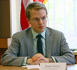 Ronan Farrow นักข่าวสืบสวนสอบสวนผู้เขย่าวงการฮอลลีวูดและผู้ทรงอิทธิพลระดับโลก