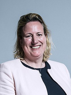 Antoinette Sandbach เส้นทางชีวิตจากทนายความสู่การเมืองและบททดสอบครั้งสำคัญ