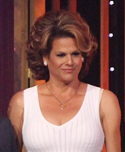Alexandra Billings นักแสดงผู้บุกเบิกและไอคอนแห่งการต่อสู้เพื่อความหลากหลายทางเพศ