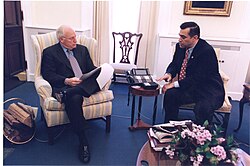 Darrell Issa นักธุรกิจผู้ผันตัวสู่เส้นทางการเมืองระดับชาติของสหรัฐฯ