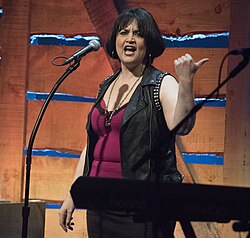 Ruth Jones ศิลปินผู้มากความสามารถจากเวลส์ ผู้สร้างตำนานความฮาใน Gavin & Stacey