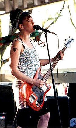 Kathleen Hanna ไอคอนหญิงผู้ขับเคลื่อนกระแส Riot Grrrl และดนตรีพังก์เฟมินิสต์