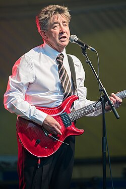 Tony Hicks มือกีตาร์ระดับตำนานผู้สร้างสรรค์เสียงดนตรีให้ The Hollies