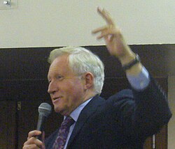 David Dimbleby ตำนานผู้ประกาศข่าวและผู้ดำเนินรายการการเมืองระดับโลกของ BBC