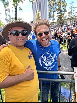 Adam Conover นักทำลายความเชื่อผิดๆ ผู้เปลี่ยนความรู้ให้เป็นเรื่องตลก