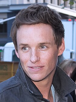 Eddie Redmayne เส้นทางชีวิตจากนักแสดงละครเวทีสู่เจ้าของรางวัลออสการ์