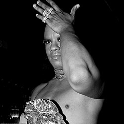 Kevin Aviance ไอคอนระดับตำนานแห่งวงการ Drag และดนตรี Dance ของนิวยอร์ก
