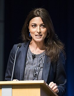 Ghida Fakhry ผู้ประกาศข่าวระดับโลกและผู้เชี่ยวชาญด้านกิจการระหว่างประเทศ