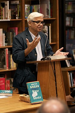 Amitav Ghosh นักเขียนระดับโลกผู้เชื่อมโยงประวัติศาสตร์และวิกฤตสิ่งแวดล้อม
