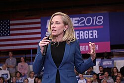 Abigail Spanberger ผู้ว่าการรัฐเวอร์จิเนียหญิงคนแรกและเส้นทางจากสายลับสู่ผู้นำการเมือง