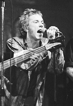 John Lydon ตำนานพังก์ร็อกผู้ฉีกทุกกฎเกณฑ์จาก Johnny Rotten สู่ PiL