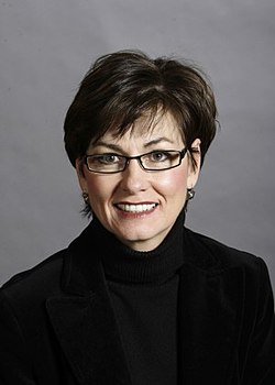 Kim Reynolds ผู้ว่าการรัฐไอโอวาและเส้นทางการเมืองที่สร้างประวัติศาสตร์