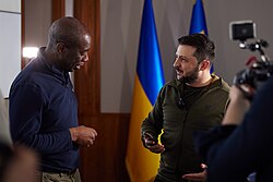 Clive Myrie ผู้ประกาศข่าวระดับตำนานแห่ง BBC กับเส้นทางชีวิตจากลูกหลานผู้อพยพสู่ผู้ดำเนินรายการระดับโลก
