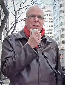 Bernie M. Farber นักเคลื่อนไหวเพื่อสิทธิมนุษยชนและผู้ต่อต้านอาชญากรรมจากความเกลียดชัง