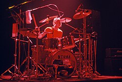 Stewart Copeland มือกลองระดับตำนานและคอมโพเซอร์ผู้สร้างสรรค์ดนตรีหลากหลายมิติ