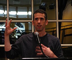 Dan Savage นักเขียนและนักเคลื่อนไหวผู้ทรงอิทธิพลด้านสิทธิ LGBTQ+