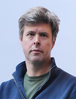 David Szalay นักเขียนรางวัล Booker Prize ผู้ทลายกรอบการเล่าเรื่องร่วมสมัย