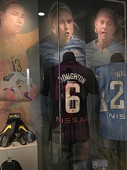 Steph Houghton ตำนานกองหลังกัปตันทีมหญิงทีมชาติอังกฤษและไอคอนแห่งวงการฟุตบอล