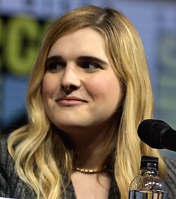 Hari Nef ไอคอนผู้ทลายกำแพงวงการแฟชั่นและบันเทิงระดับโลก