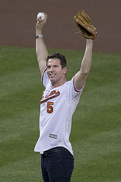 Thomas Roberts เส้นทางชีวิตผู้ประกาศข่าวระดับโลกและไอคอนแห่งความกล้าหาญ