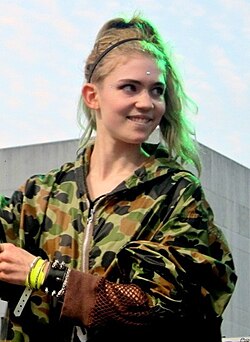 Grimes ศิลปินสาวผู้หลอมรวมดนตรีล้ำสมัยและโลกไซเบอร์พังก์